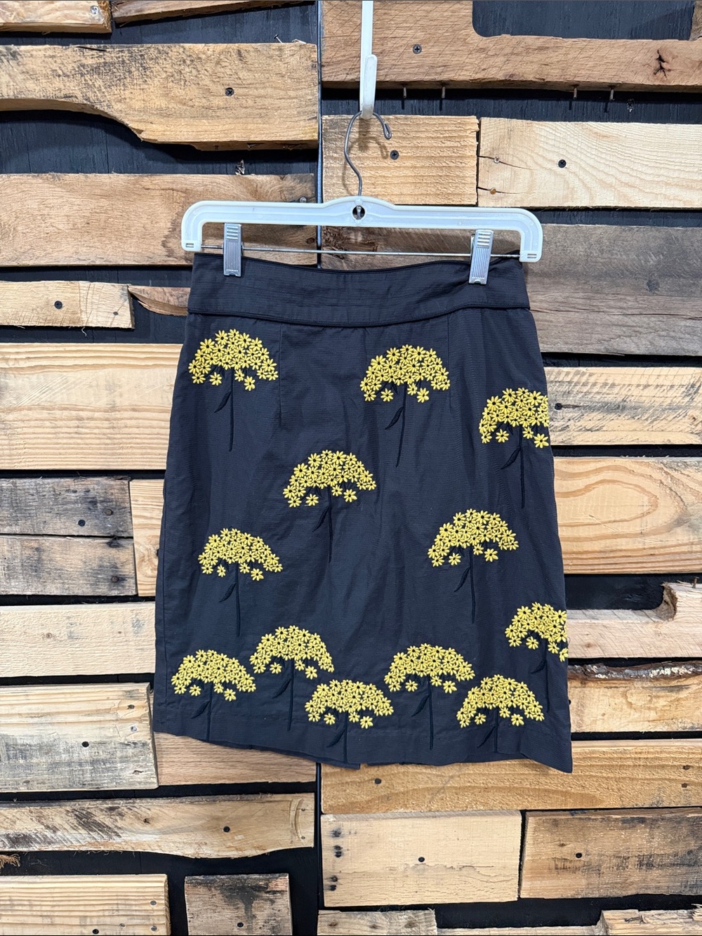 Anthropologie Floreat Fennel Flower Skirt
Size 4 Yellow Embroidered Flowers